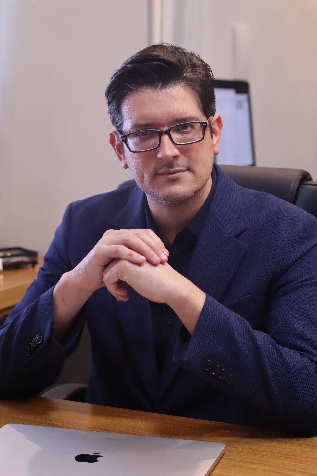 Dr. Fábio Capuano durante cirurgia de rinoplastia